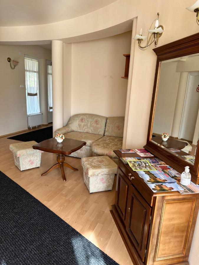 Cozy Garden Apartman Apartment Gyula Ngoại thất bức ảnh